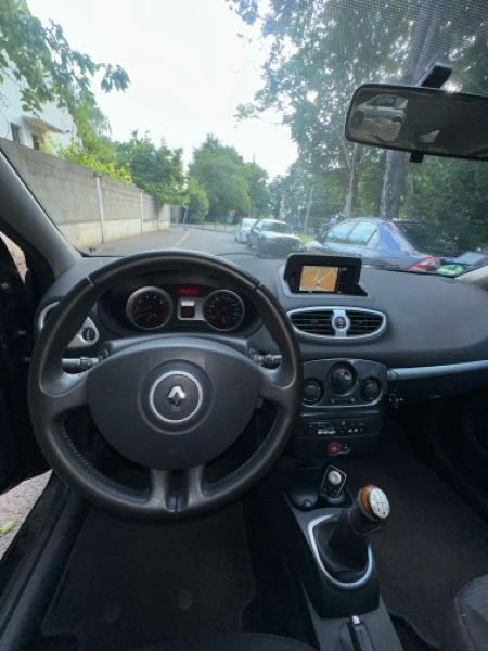 Renault Clio III (2) 1.2 16V 75 TOMTOM LIVE 5P