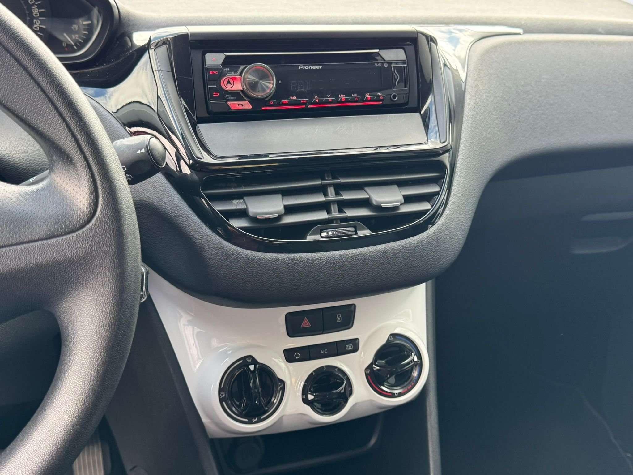 Peugeot 208 1.2i Like / CLIM/REGULATEUR/GARANTIE