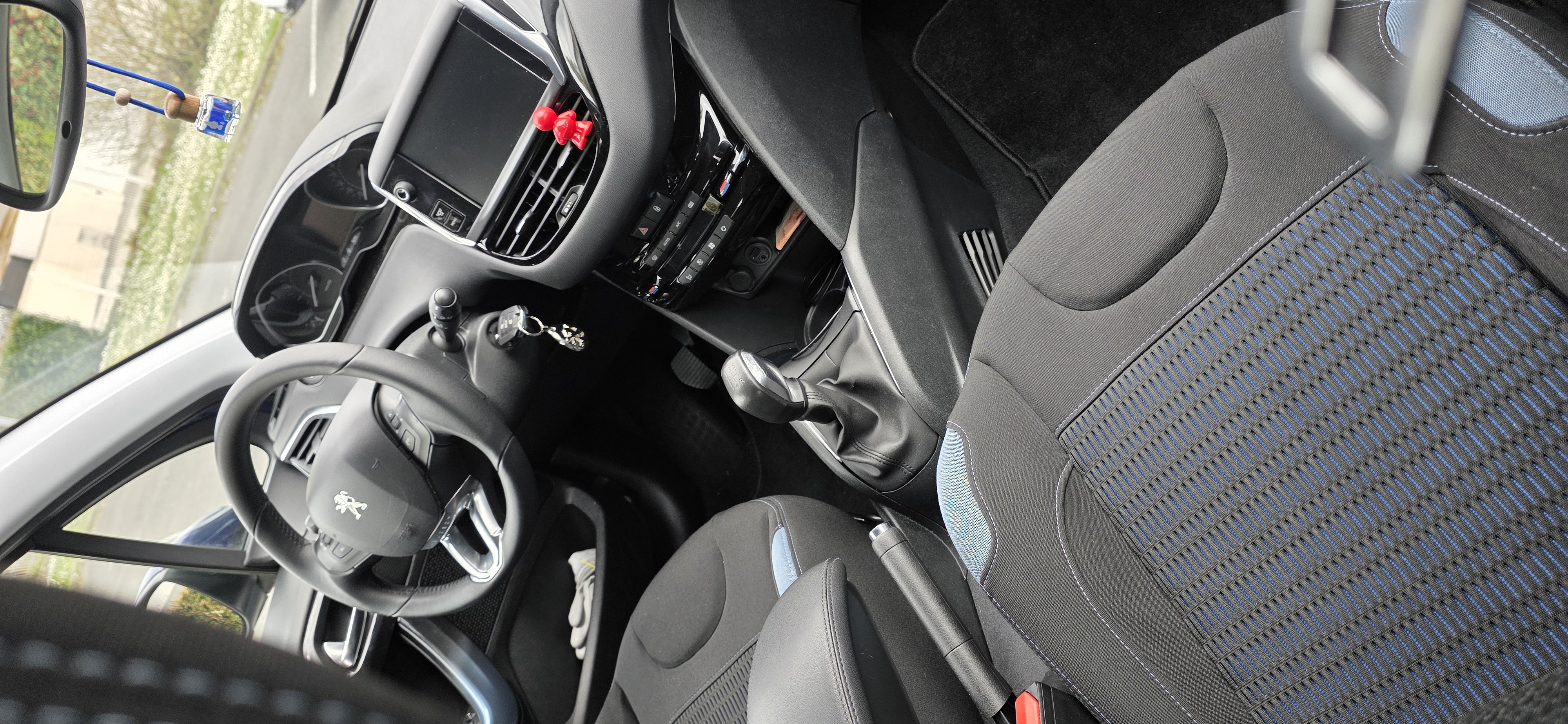 Peugeot 208 (2) 1.2 PURETECH 82 ALLURE 5P
