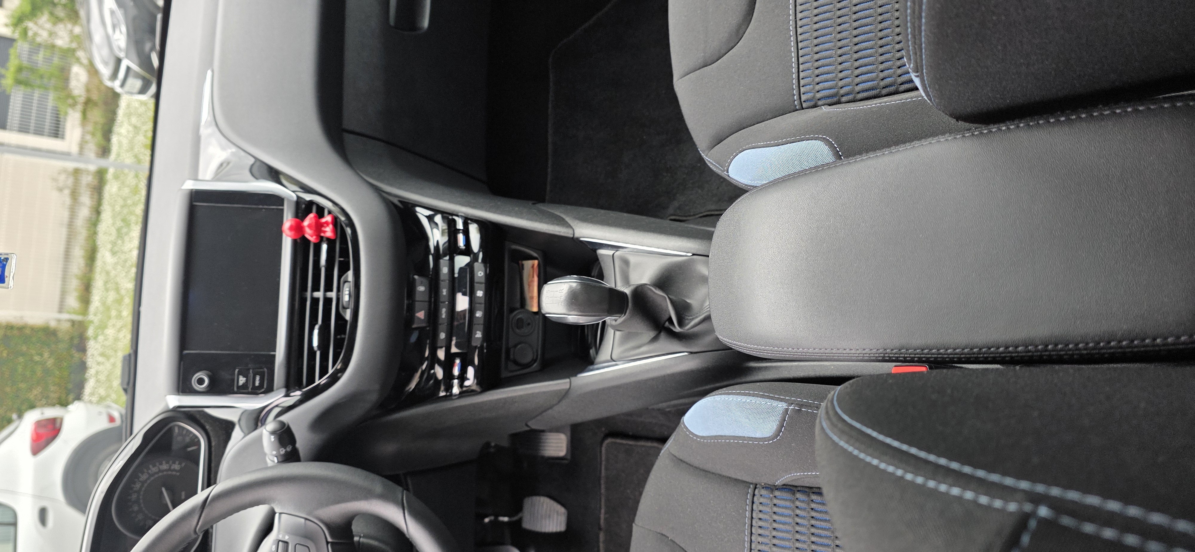 Peugeot 208 (2) 1.2 PURETECH 82 ALLURE 5P