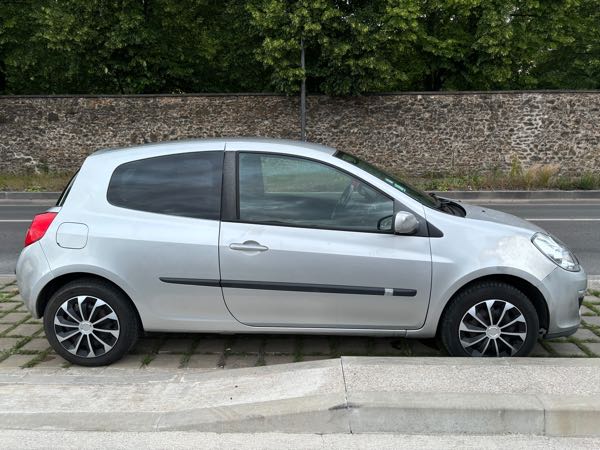 Renault Clio III 1.6 16V 110 DYNAMIQUE 3P