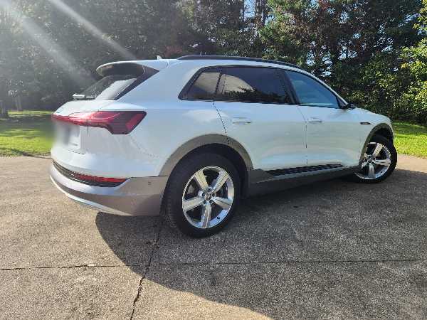 Audi E-tron Audi e-tron 55 408ch quattro s-line 37 999 euros
