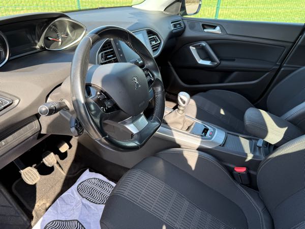 Peugeot 308 II (2) 1.5 BLUEHDI 130 ALLURE