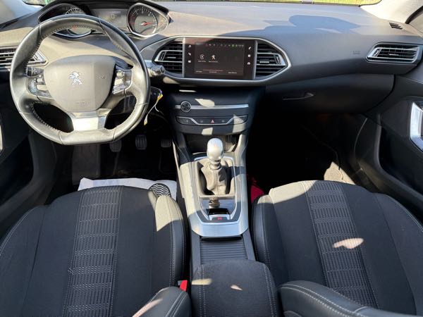 Peugeot 308 II (2) 1.5 BLUEHDI 130 ALLURE