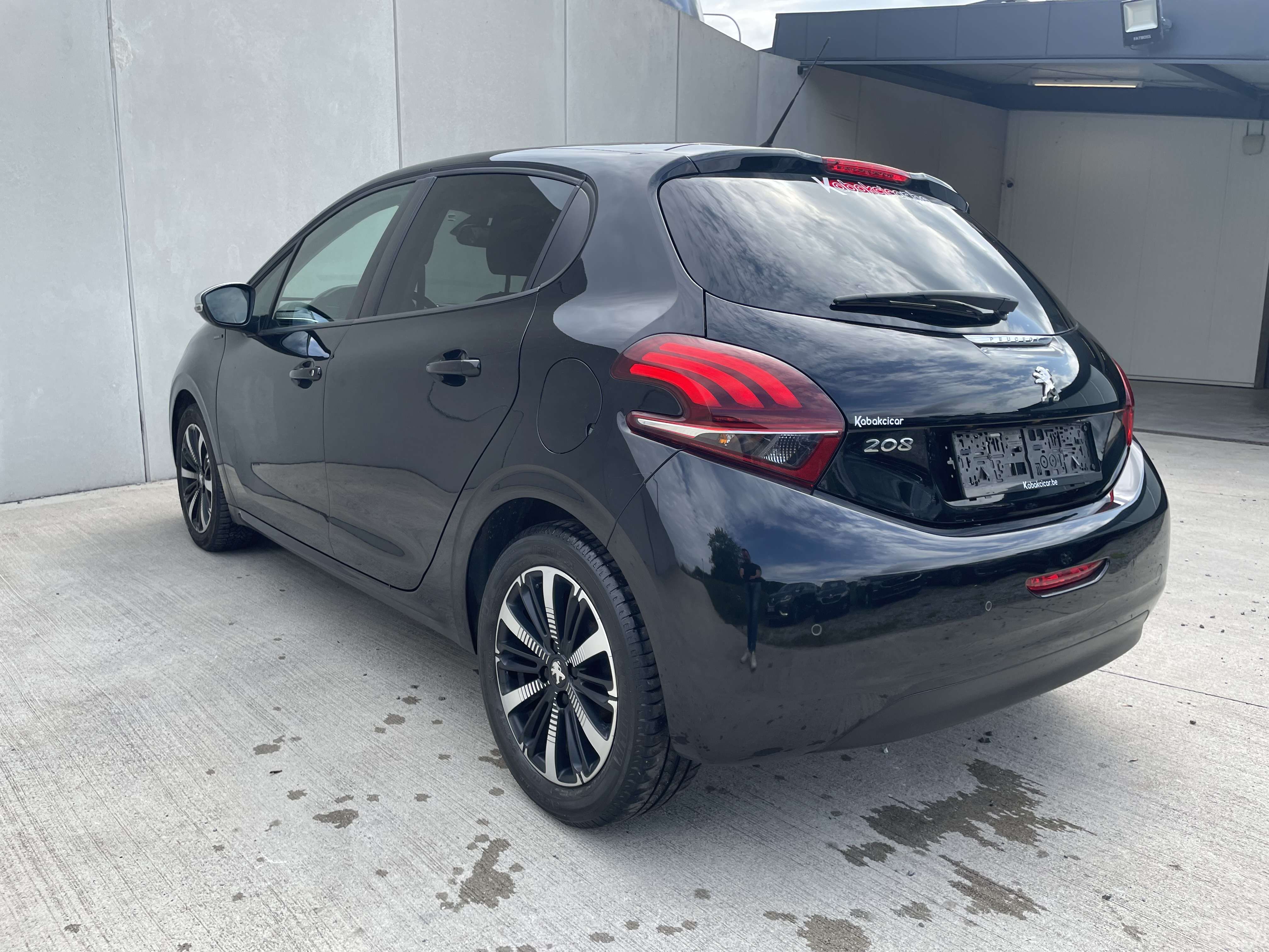 Peugeot 208 1.2 ESSENCE 82 CH SIGNATURE/CLIM/JA/APPLE CAR PLAY