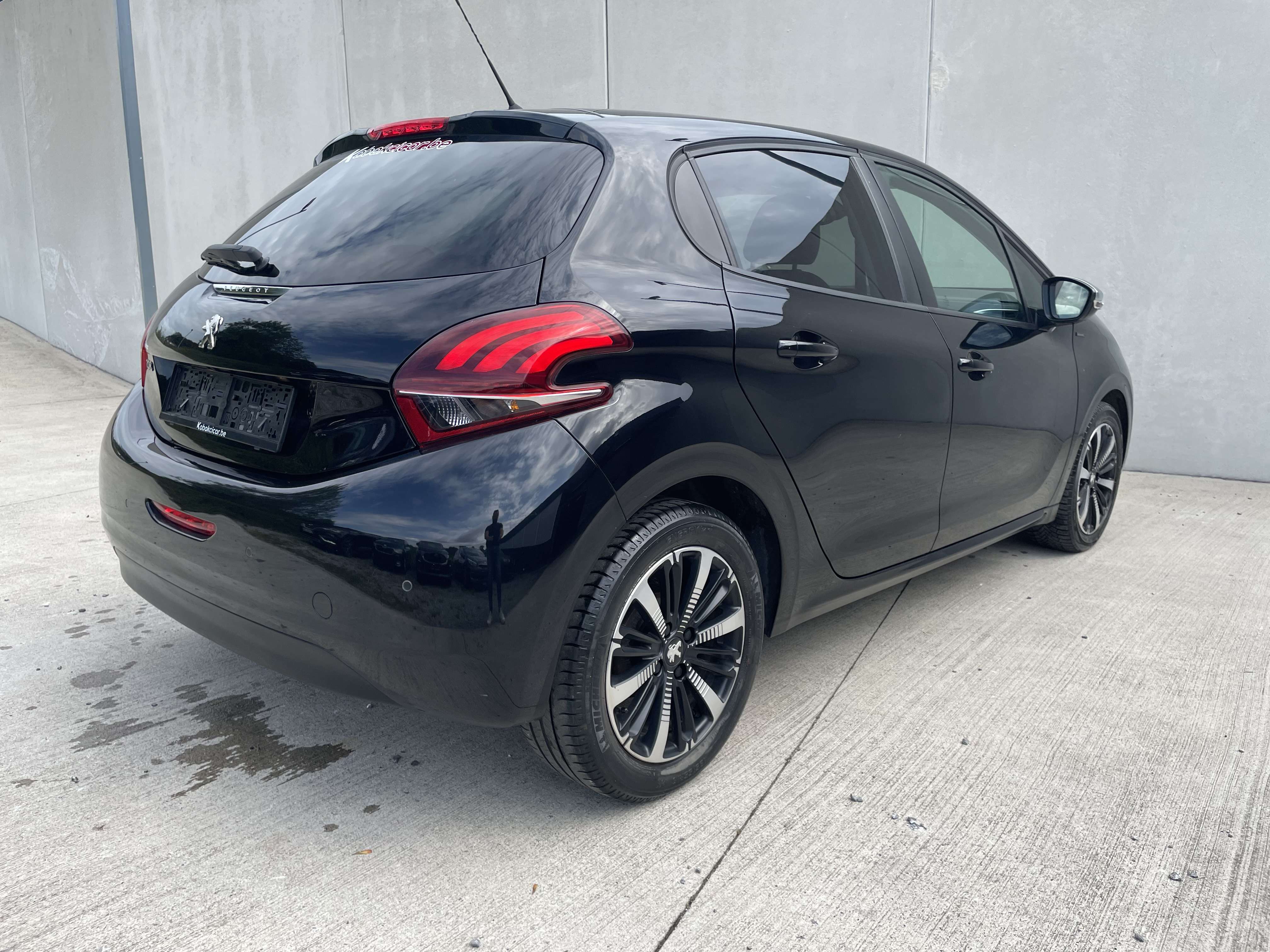 Peugeot 208 1.2 ESSENCE 82 CH SIGNATURE/CLIM/JA/APPLE CAR PLAY