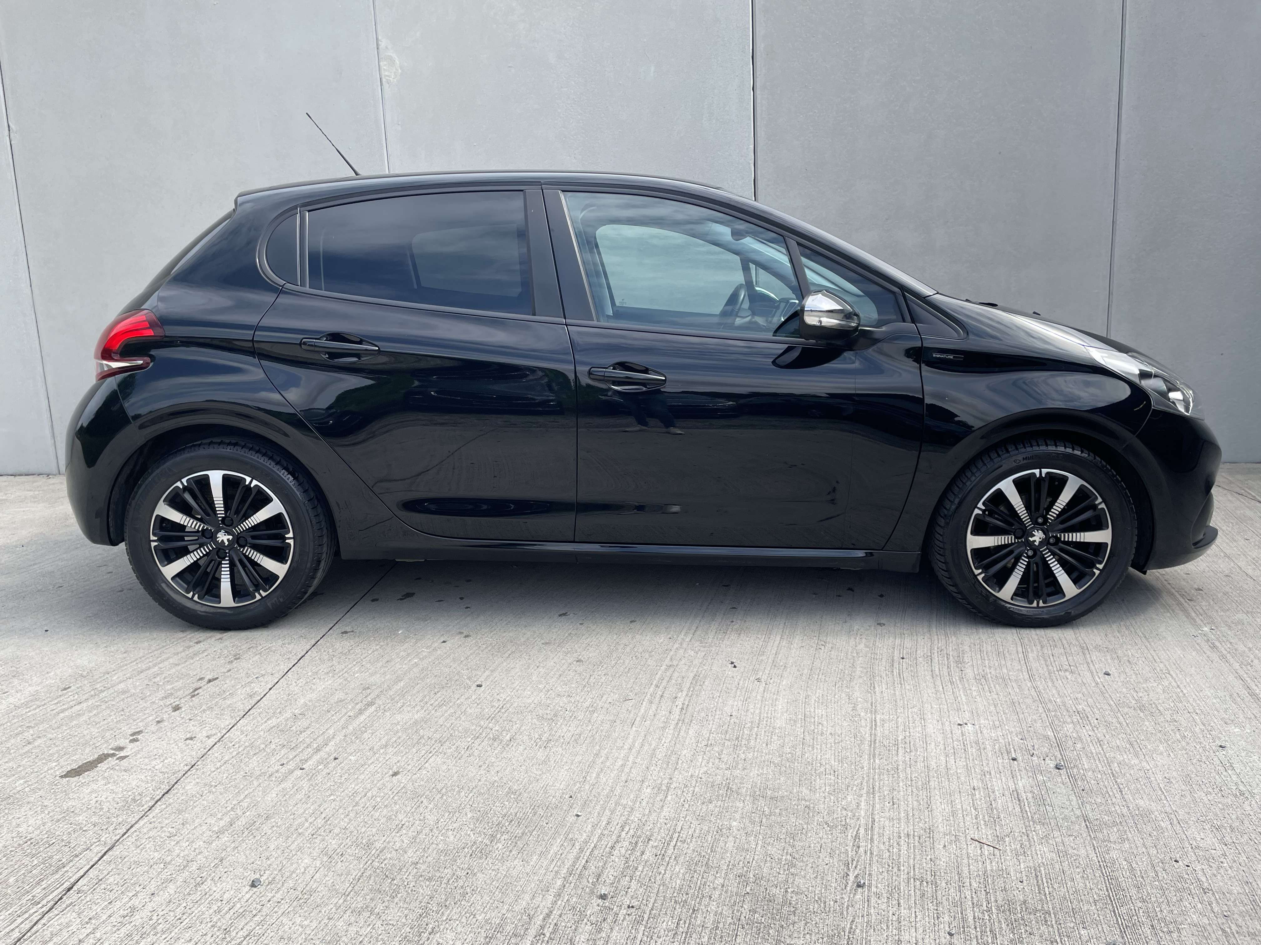Peugeot 208 1.2 ESSENCE 82 CH SIGNATURE/CLIM/JA/APPLE CAR PLAY