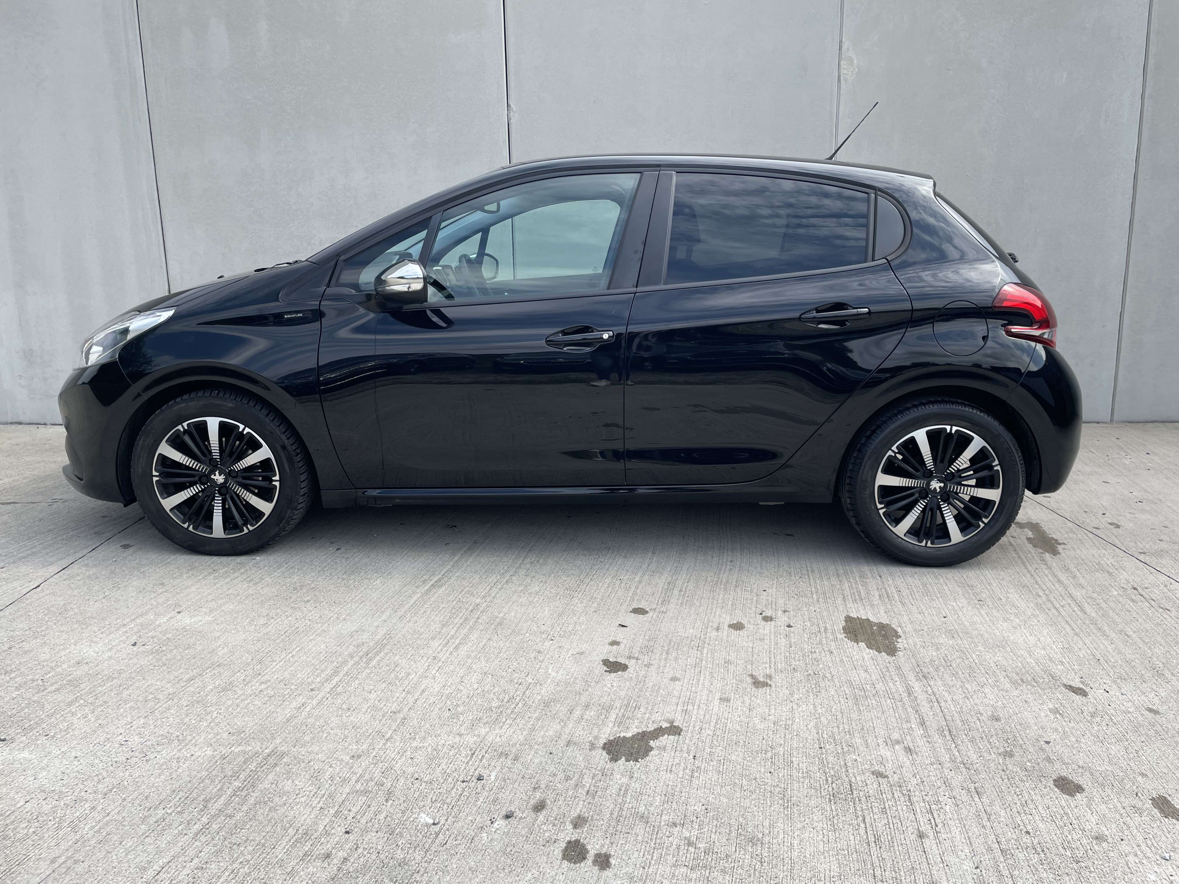 Peugeot 208 1.2 ESSENCE 82 CH SIGNATURE/CLIM/JA/APPLE CAR PLAY