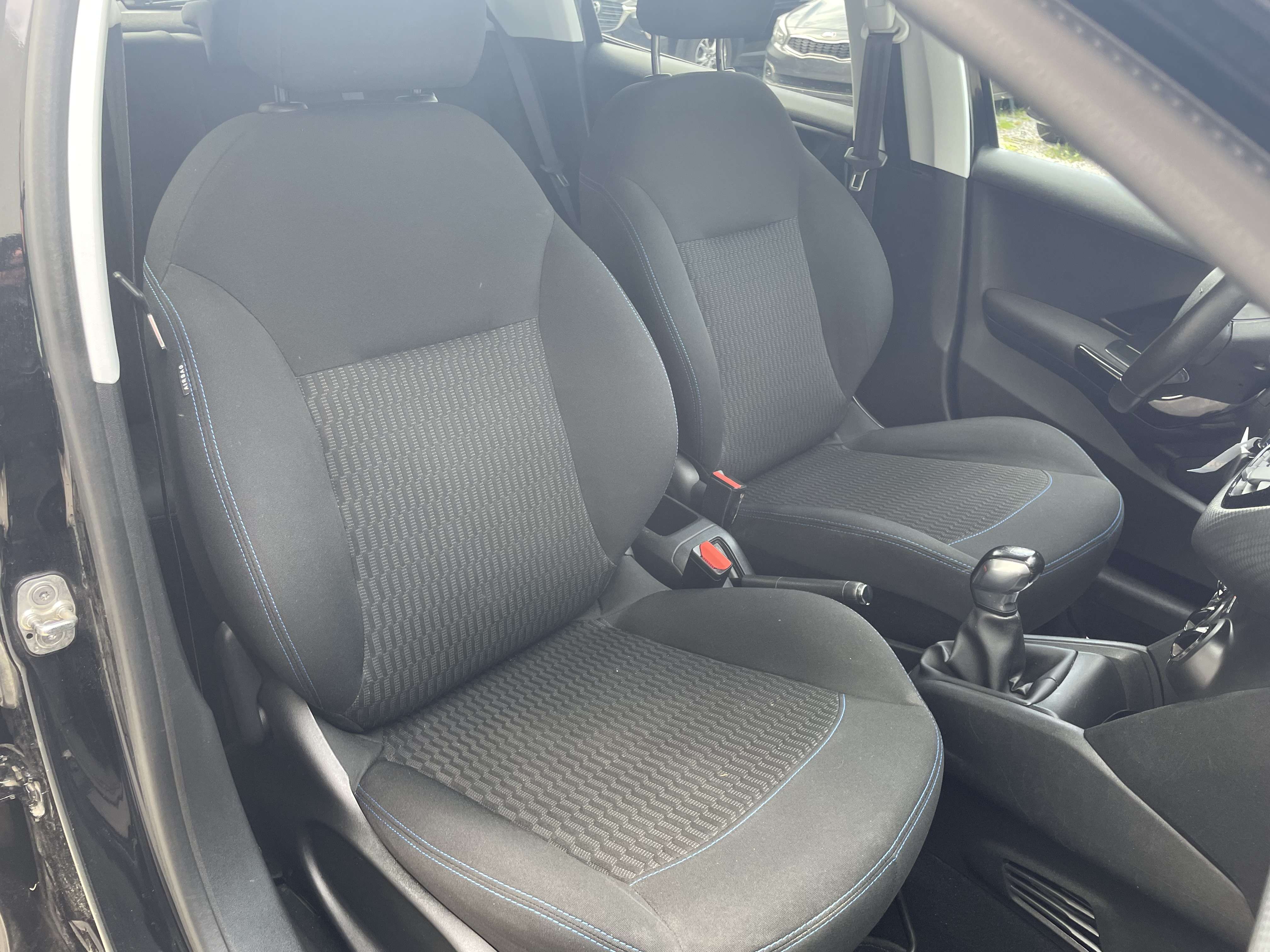 Peugeot 208 1.2 ESSENCE 82 CH SIGNATURE/CLIM/JA/APPLE CAR PLAY