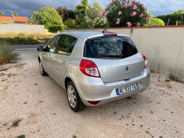 Renault Clio Renault clio lll phase ll 1.2 essence 16v 100cv Première ma