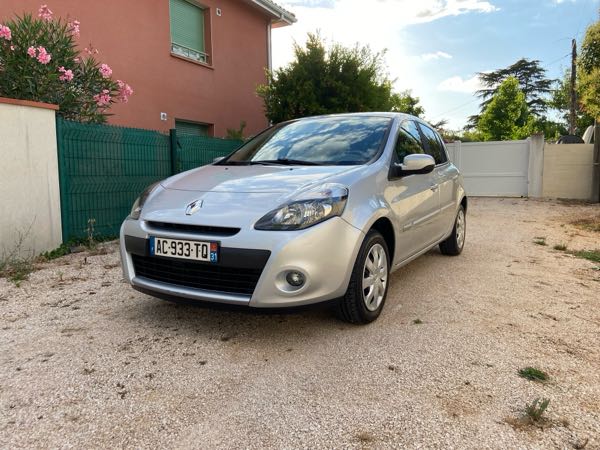 Renault Clio Renault clio lll phase ll 1.2 essence 16v 100cv Première ma