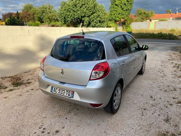 Renault Clio Renault clio lll phase ll 1.2 essence 16v 100cv Première ma