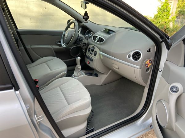 Renault Clio Renault clio lll phase ll 1.2 essence 16v 100cv Première ma