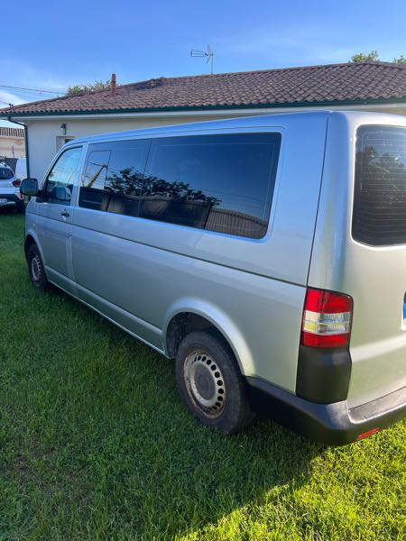 Volkswagen T5 Bonjour, je mets en vente mon T5 de 2010 avec sa motorisati