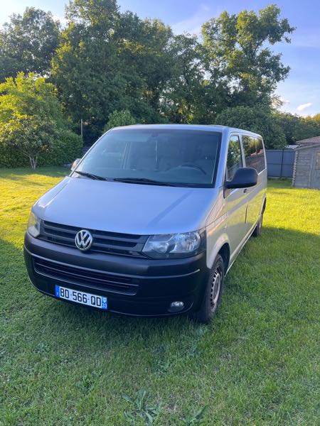Volkswagen T5 Bonjour, je mets en vente mon T5 de 2010 avec sa motorisati