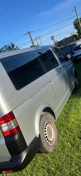 Volkswagen T5 Bonjour, je mets en vente mon T5 de 2010 avec sa motorisati
