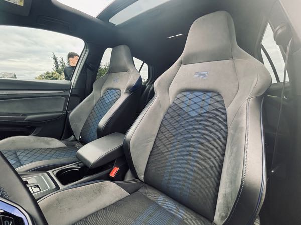 Volkswagen Golf Golf 8 R 2.0l tsi 320ch DSG7 + SUIVI VW + TOIT OUVRANT
