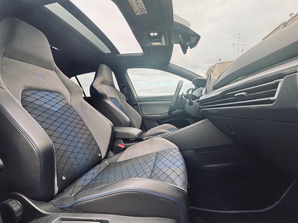 Volkswagen Golf Golf 8 R 2.0l tsi 320ch DSG7 + SUIVI VW + TOIT OUVRANT