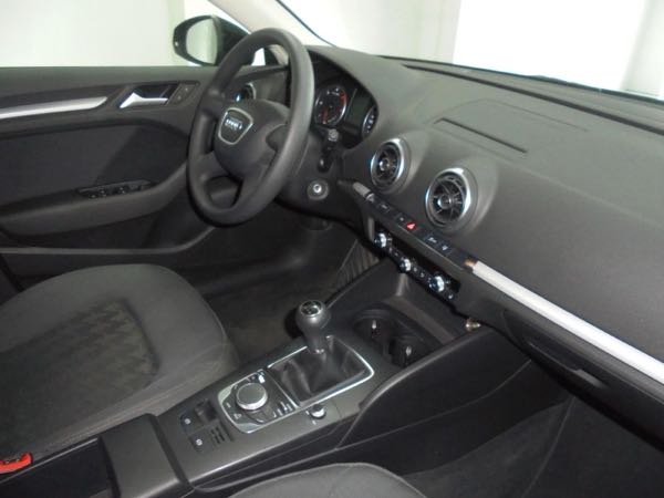 Audi A3 III BERLINE 1.6 TDI DPF 105 ATTRACTION