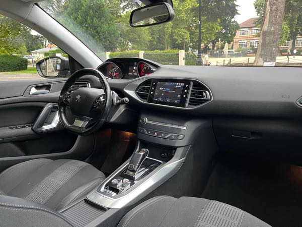 Peugeot 308 II (2) 1.5 BLUEHDI 130 S&amp;S 7CV ALLURE BUSINESS EAT8