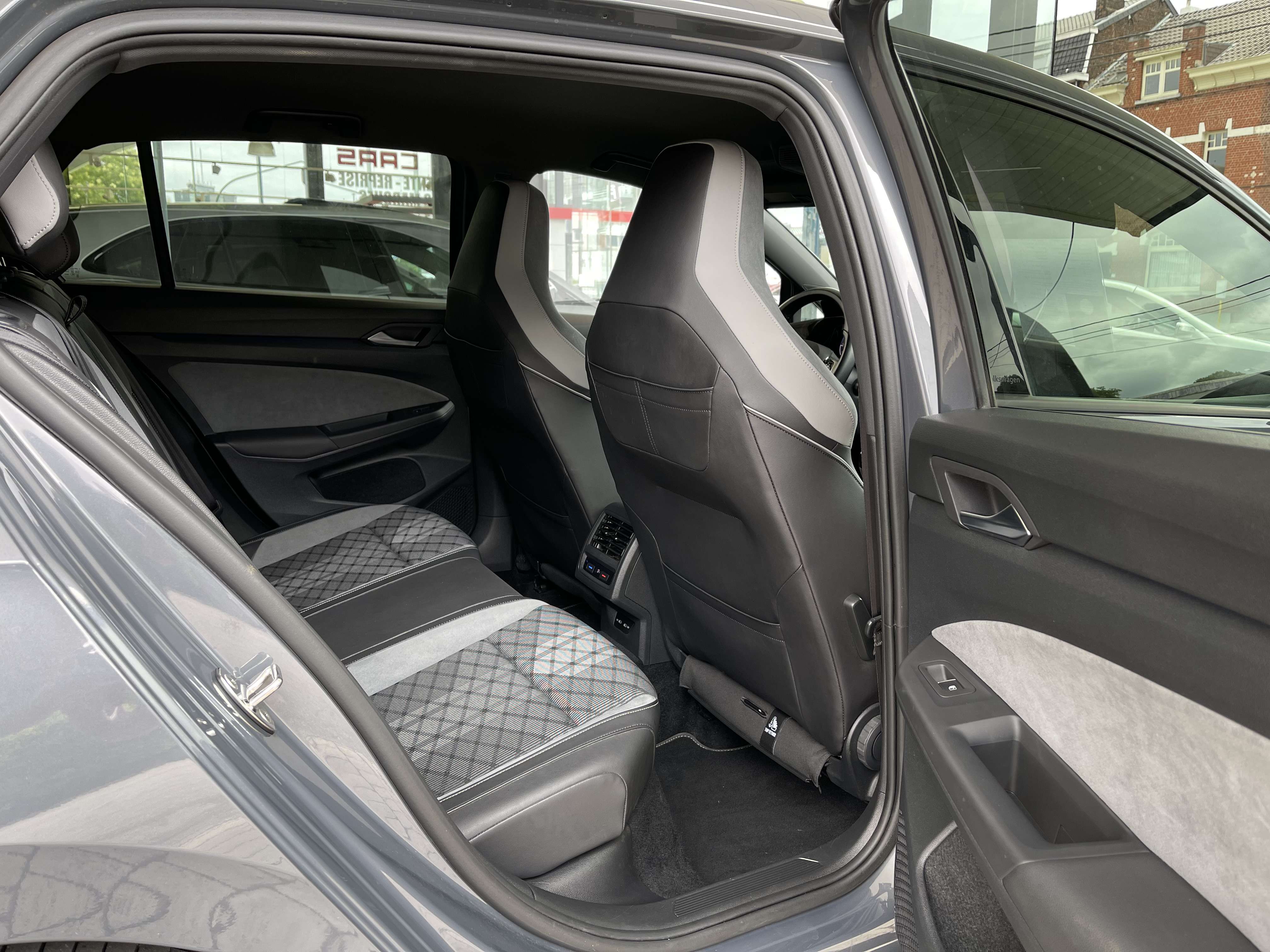 Volkswagen Golf 8 2.0TDi ( R-Line )