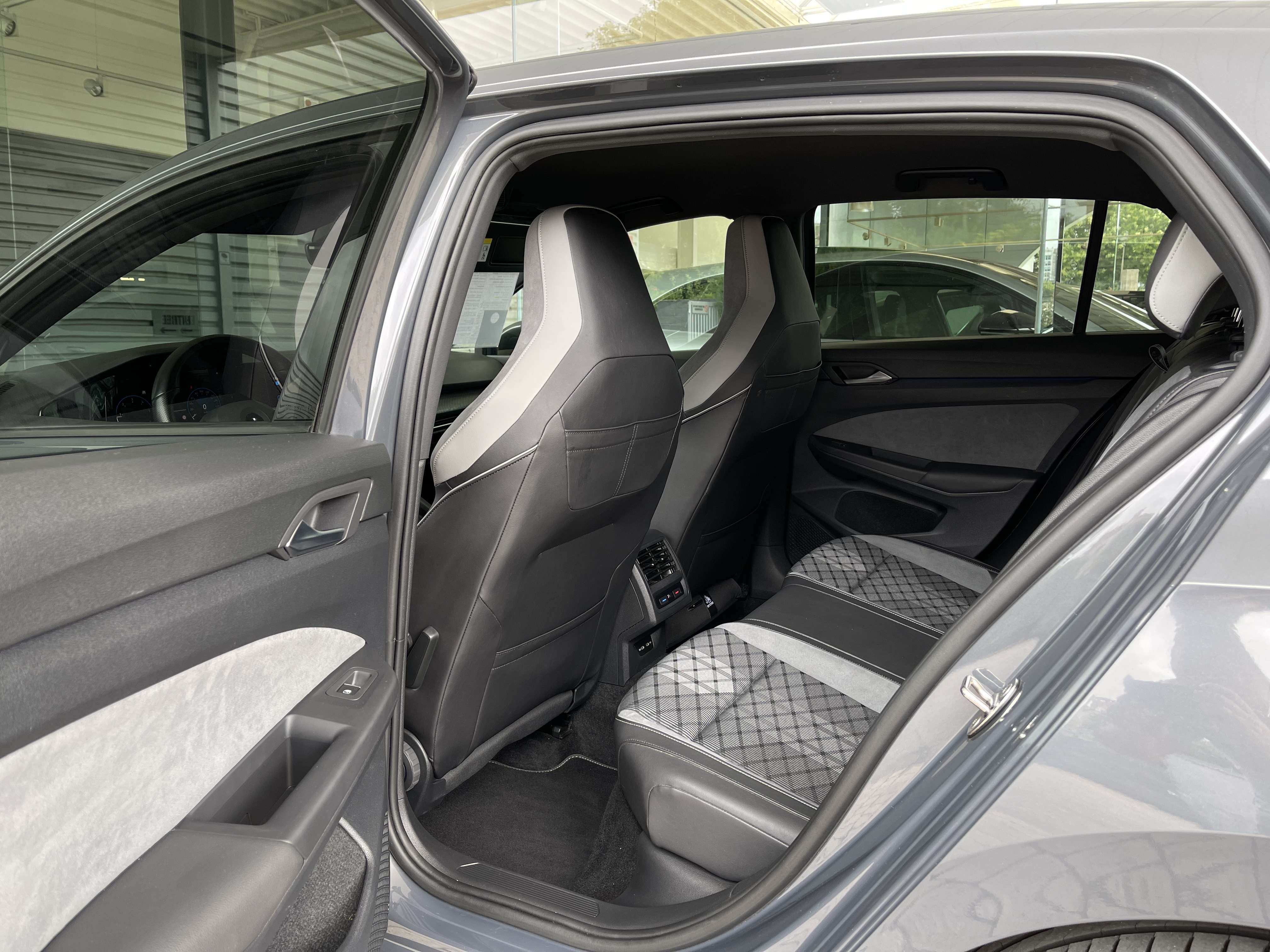 Volkswagen Golf 8 2.0TDi ( R-Line )