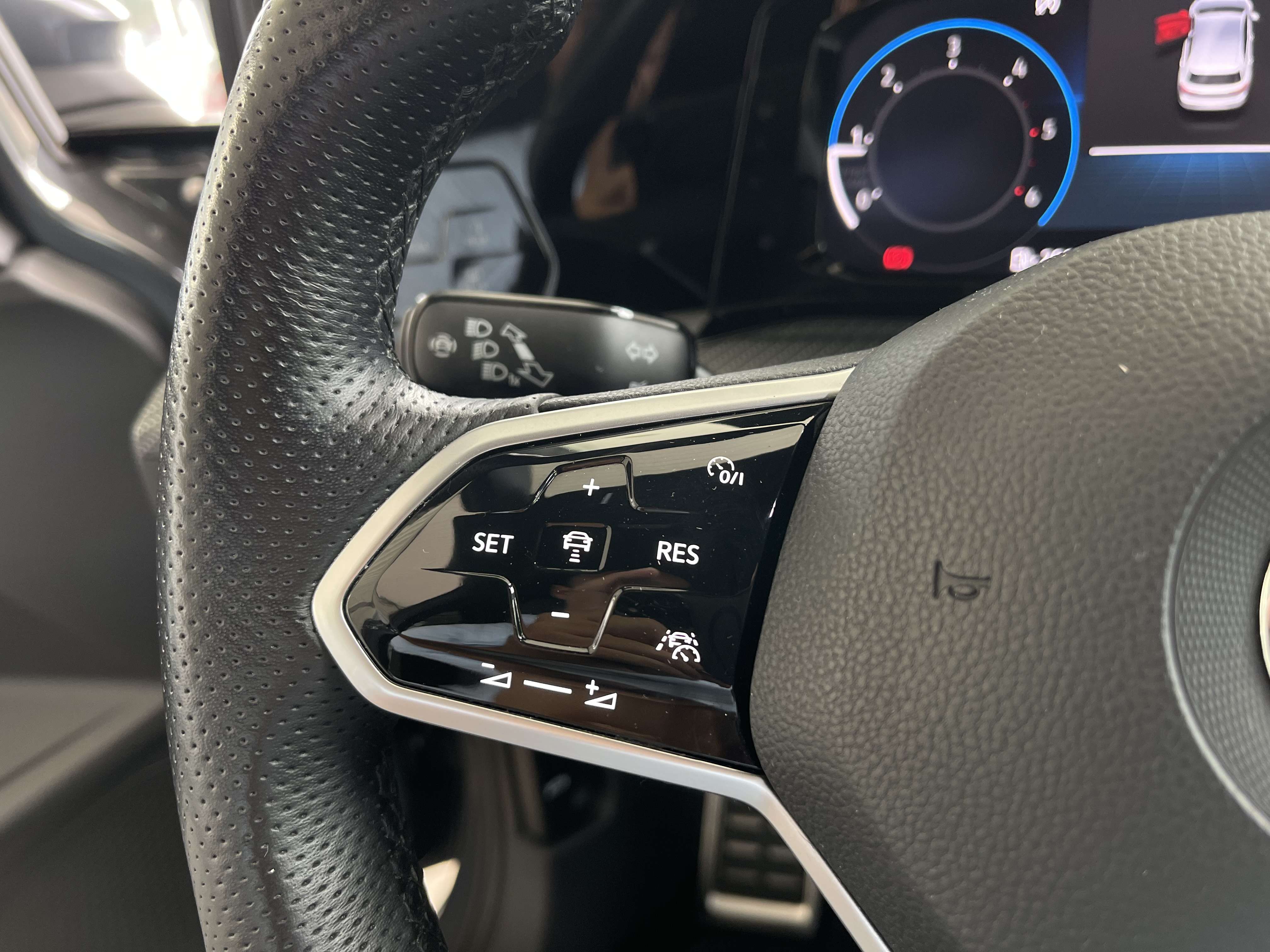 Volkswagen Golf 8 2.0TDi ( R-Line )