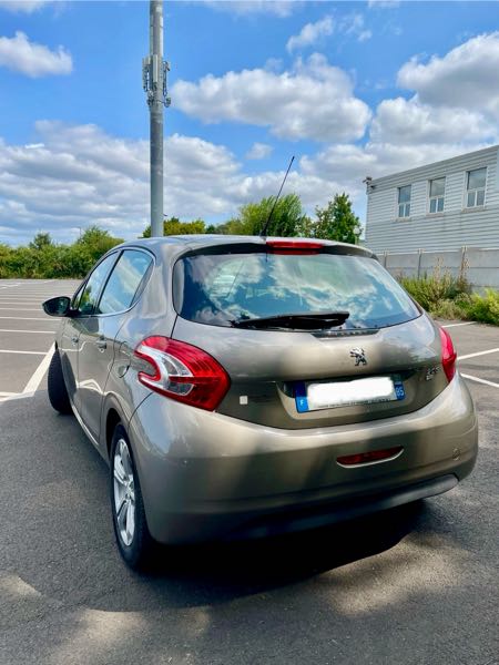 Peugeot 208 1.6 E-HDI 92 STYLE 5P
