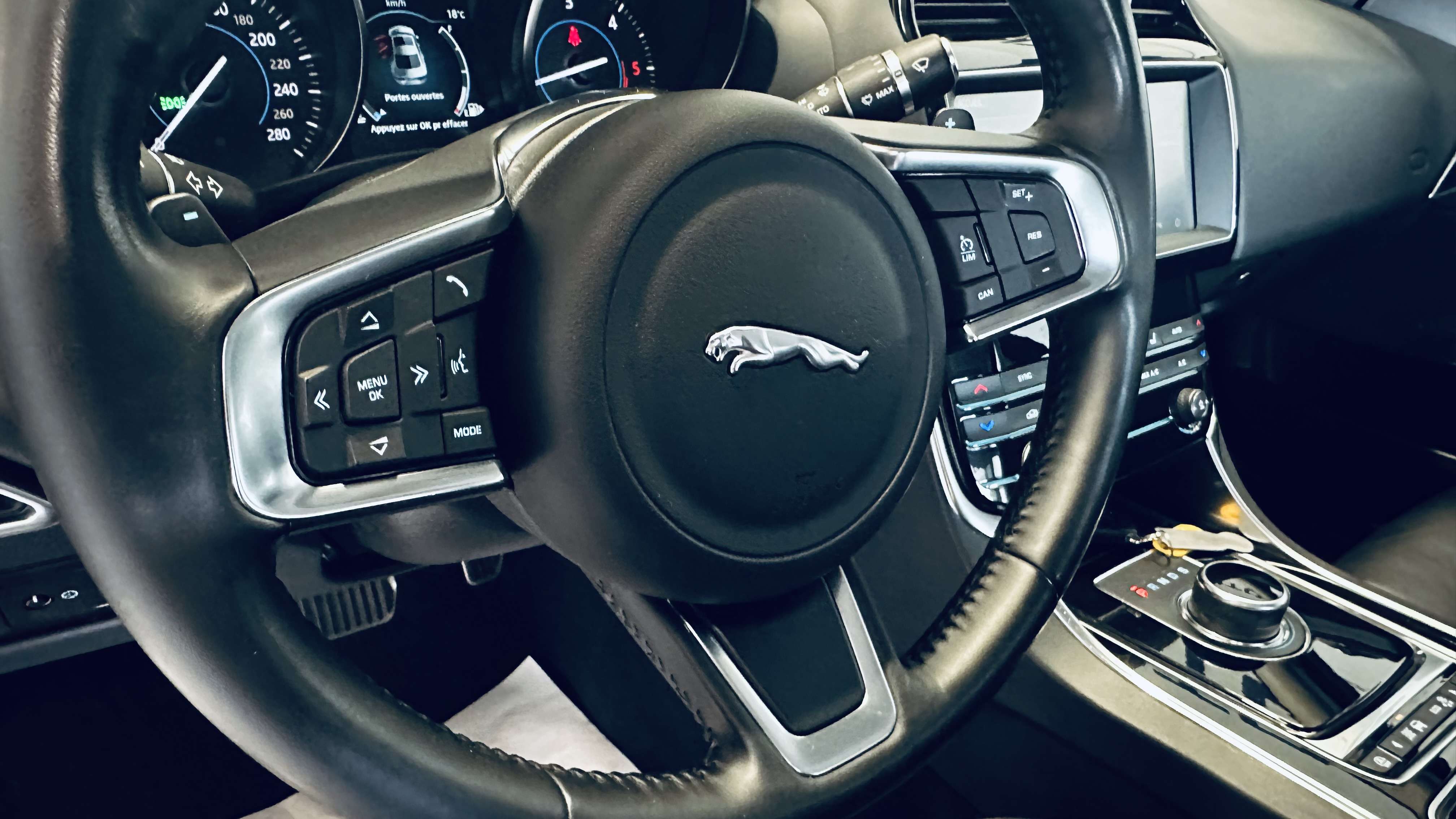 Jaguar XE XE 2.0 D E-Performance Pure 163cv LED CUIR CAMERA