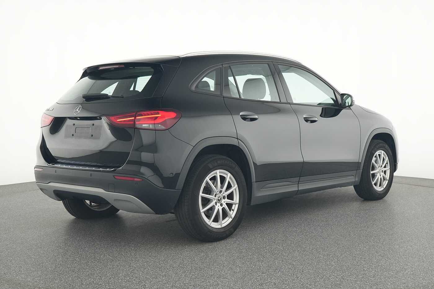 Mercedes-Benz GLA 180  Off-Roader