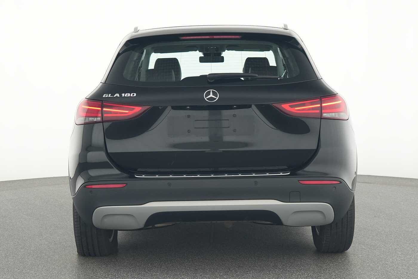 Mercedes-Benz GLA 180  Off-Roader
