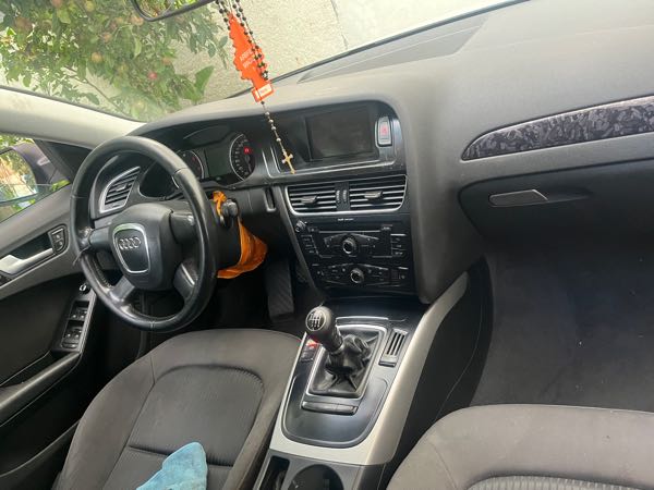 Audi A4 IV (2) 2.0 TDI 143 S LINE