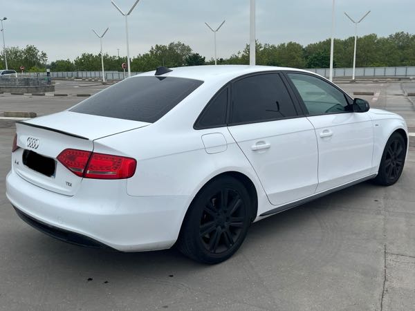 Audi A4 IV (2) 2.0 TDI 143 S LINE