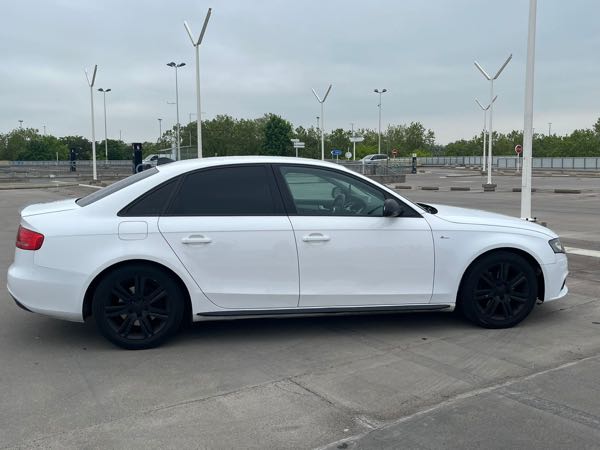 Audi A4 IV (2) 2.0 TDI 143 S LINE