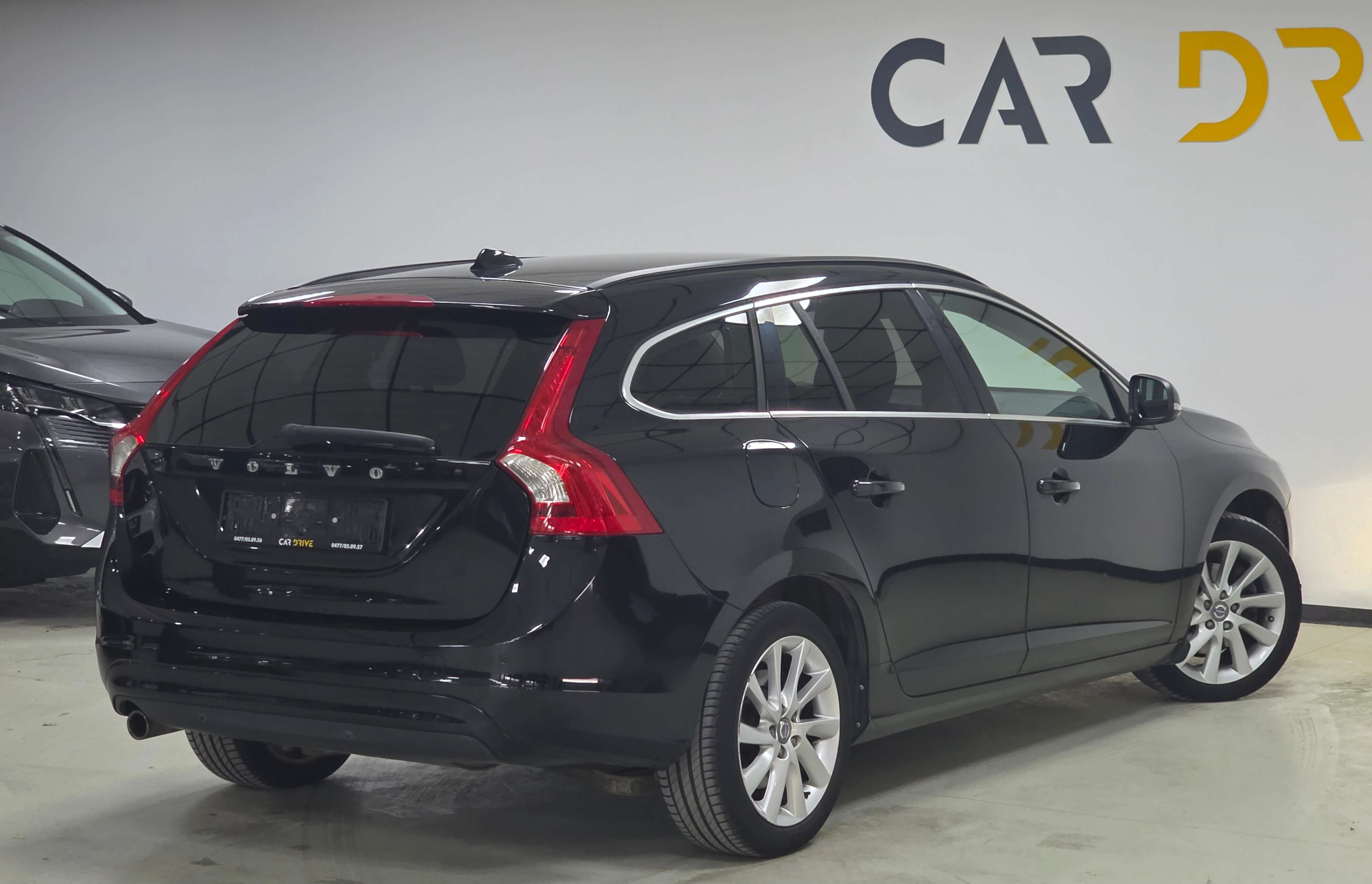 Volvo V60 1.6 D FACELIFT/CAPTEUR/CRUISE/CUIR/1ER PROPRIO