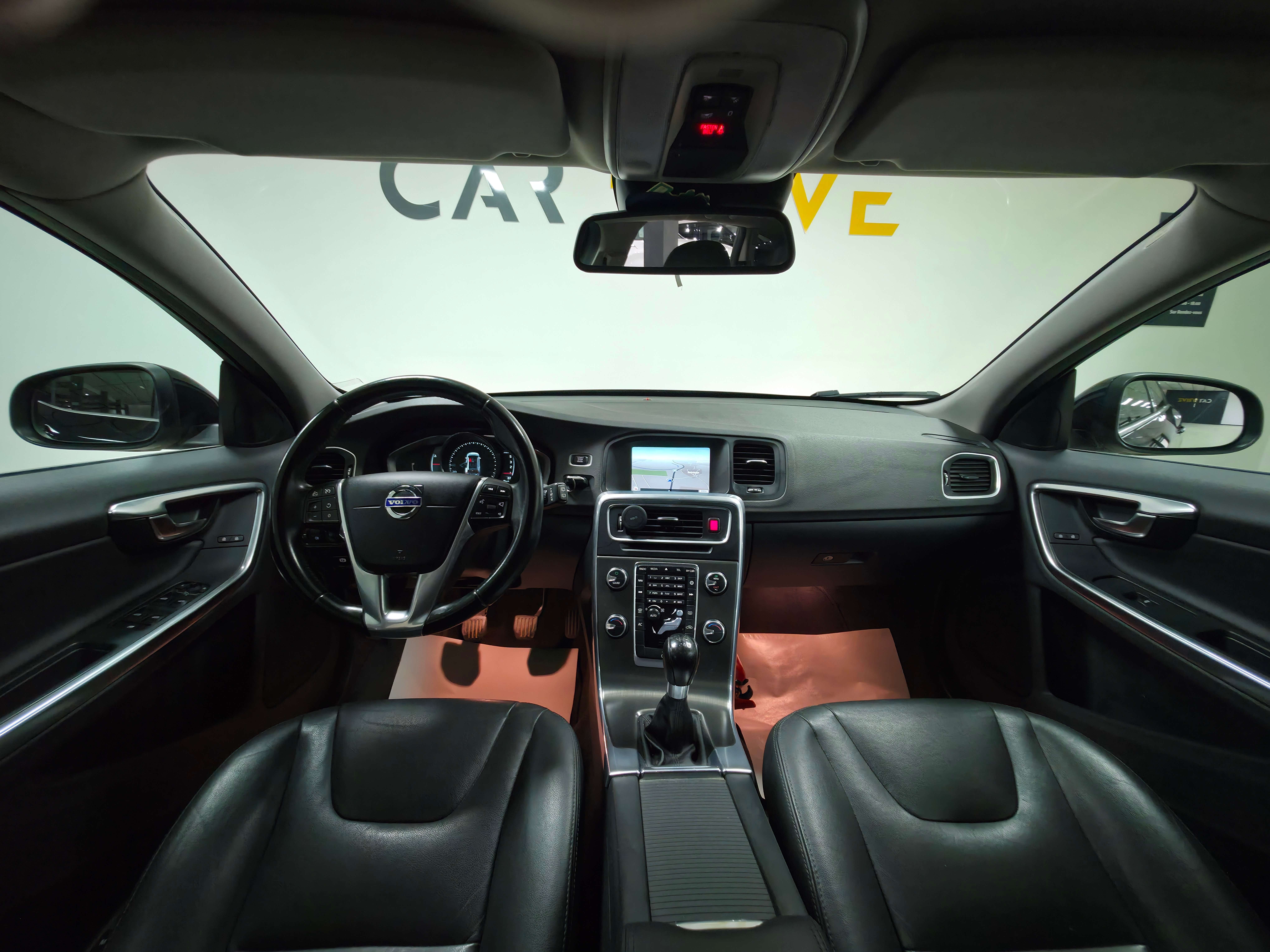 Volvo V60 1.6 D FACELIFT/CAPTEUR/CRUISE/CUIR/1ER PROPRIO