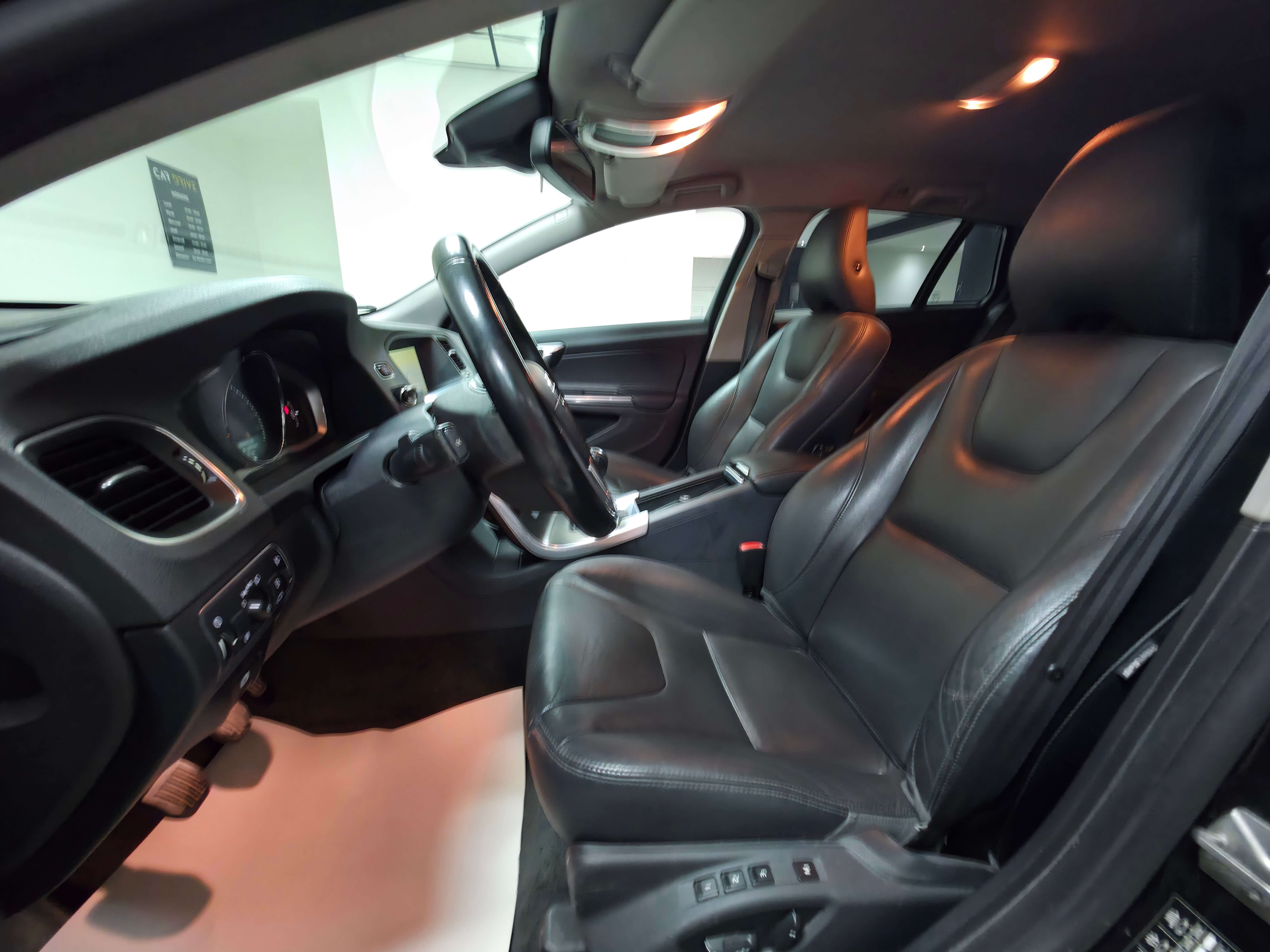 Volvo V60 1.6 D FACELIFT/CAPTEUR/CRUISE/CUIR/1ER PROPRIO
