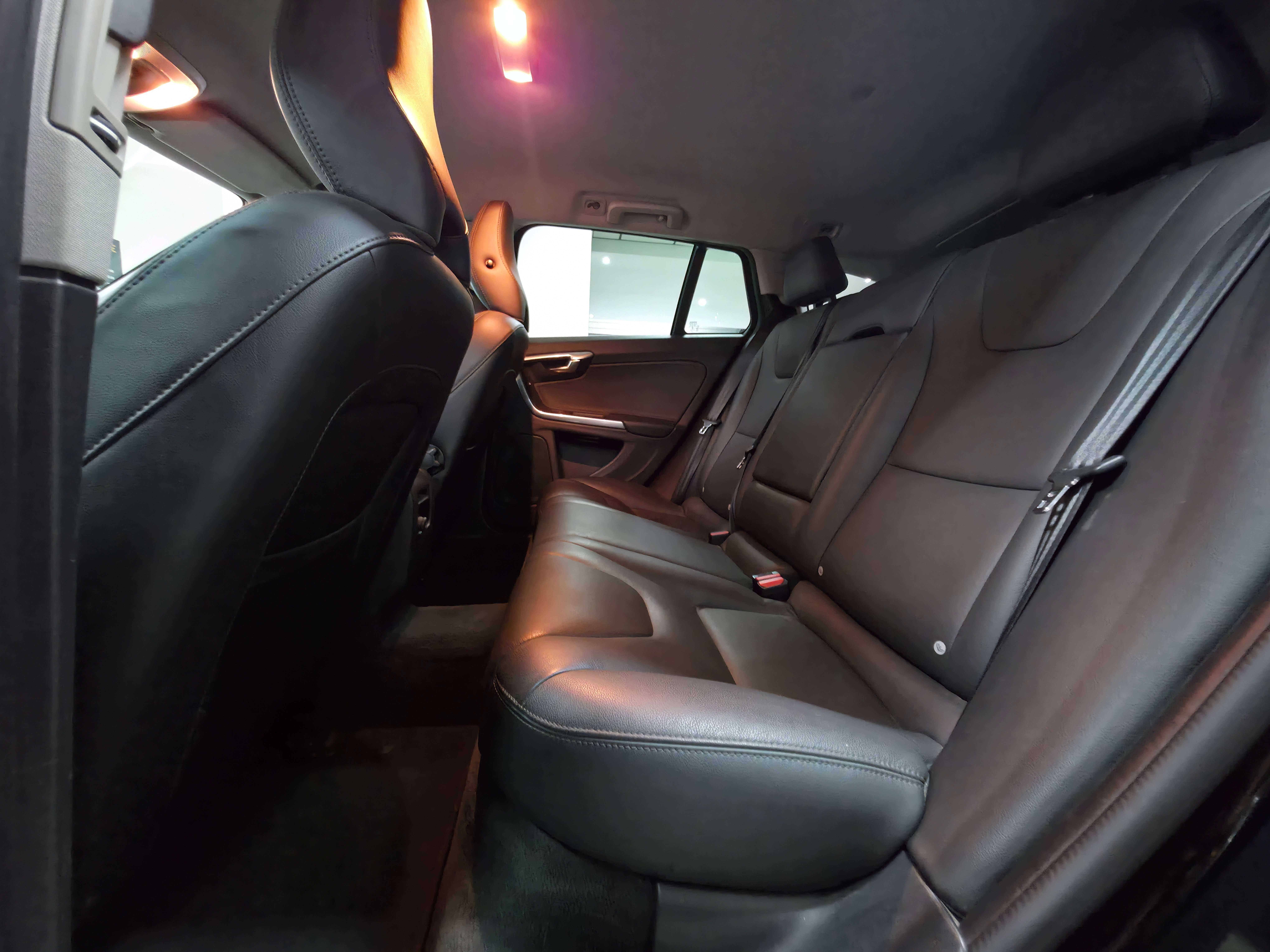 Volvo V60 1.6 D FACELIFT/CAPTEUR/CRUISE/CUIR/1ER PROPRIO