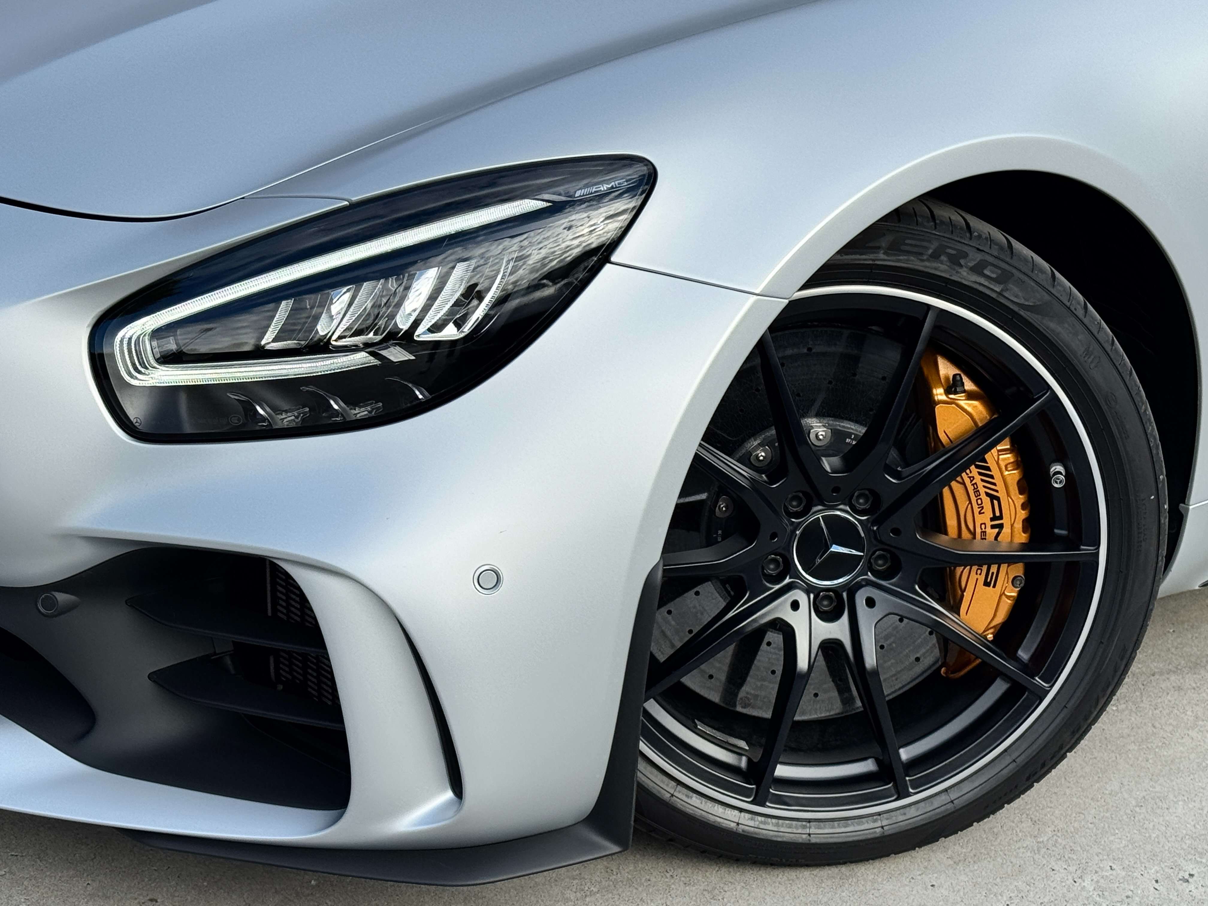 Mercedes-Benz AMG GT R - V8 Bi-Turbo