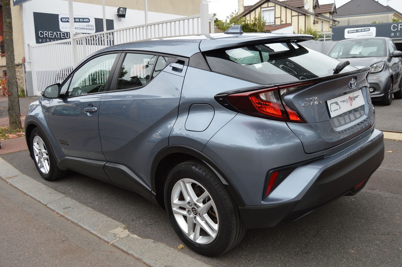 Toyota C-HR 122H DYNAMIC BUSINESS 2WD E-CVT + PROGRAMME BEYOND ZERO ACADEMY MY20