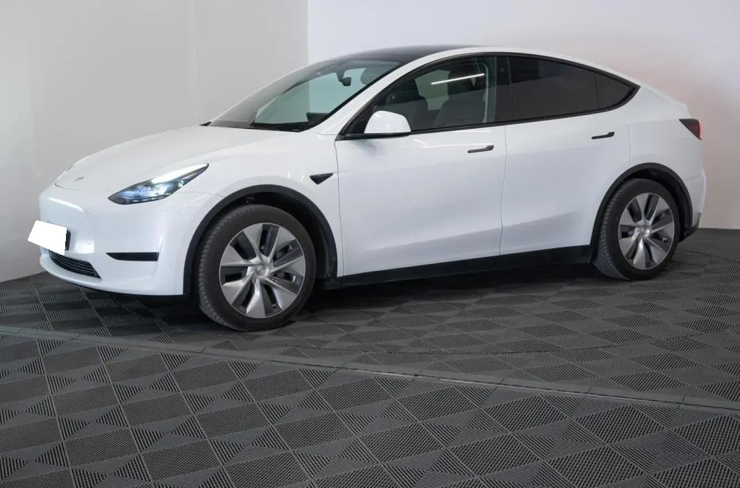 Tesla Model Y Tesla Model Y RWD