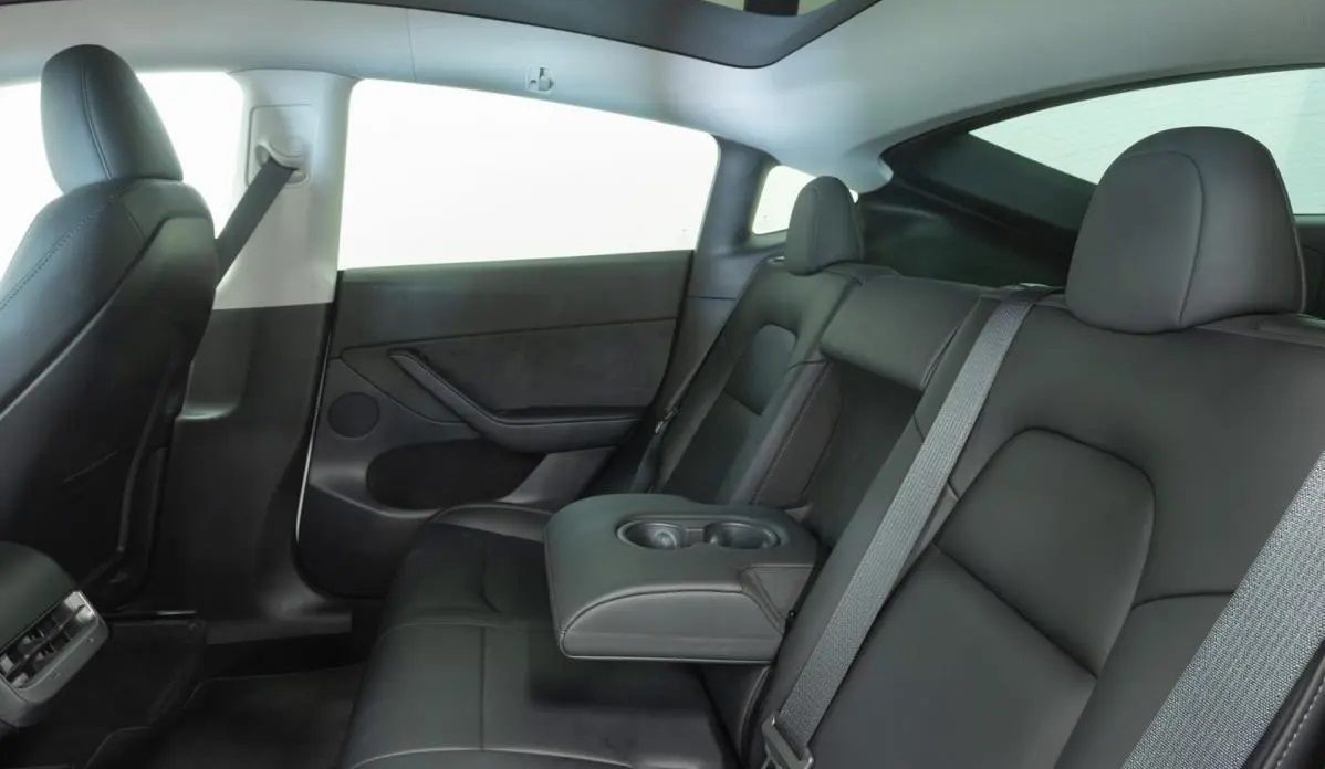 Tesla Model Y Tesla Model Y RWD