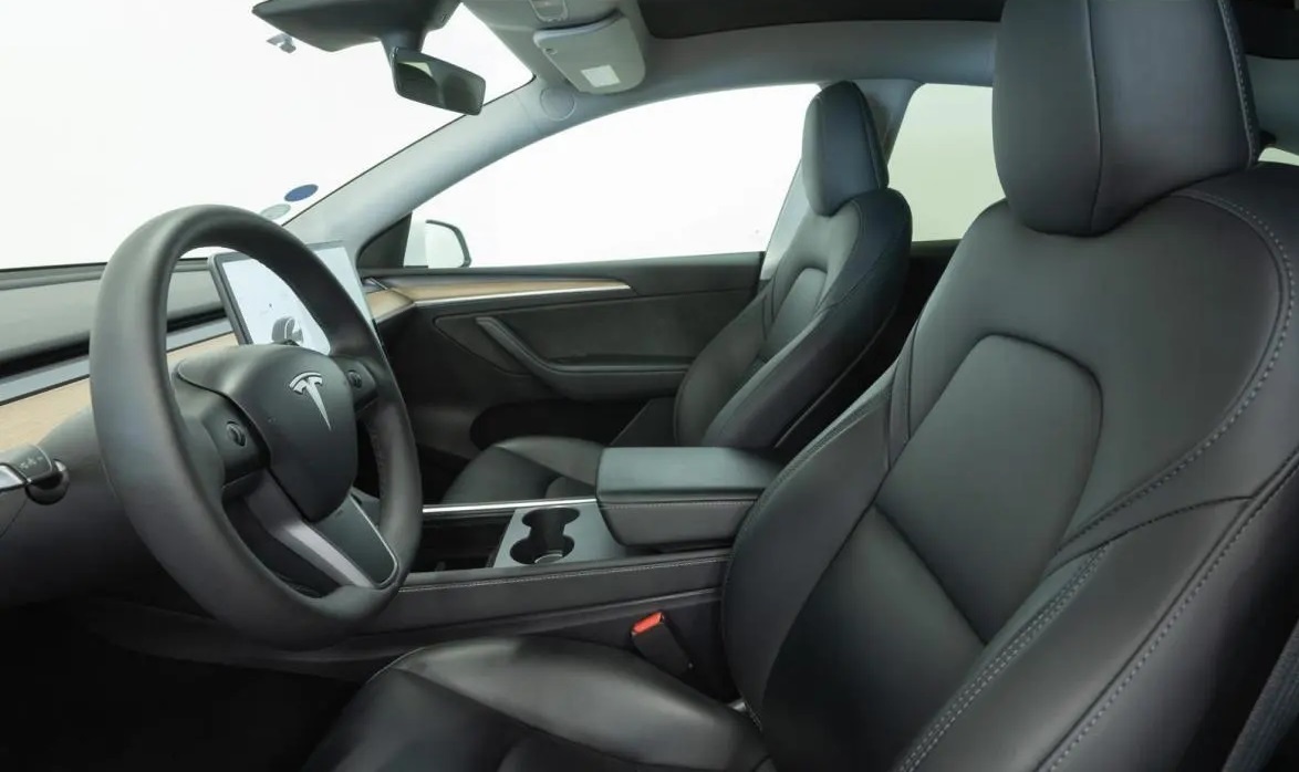 Tesla Model Y Tesla Model Y RWD