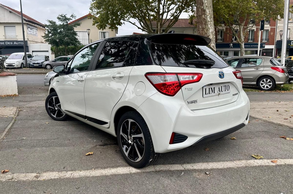 Toyota Yaris III 1.5 HYBRID 100H COLLECTION **1ère MAIN**