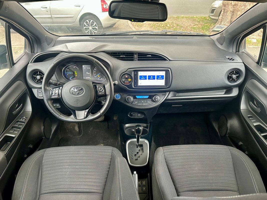 Toyota Yaris III 1.5 HYBRID 100H COLLECTION **1ère MAIN**