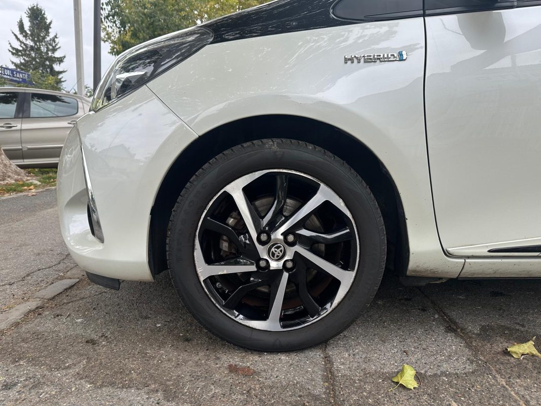 Toyota Yaris III 1.5 HYBRID 100H COLLECTION **1ère MAIN**