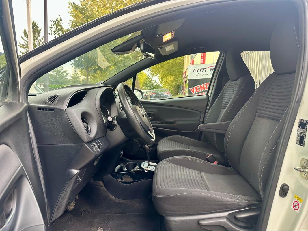 Toyota Yaris III 1.5 HYBRID 100H COLLECTION **1ère MAIN**