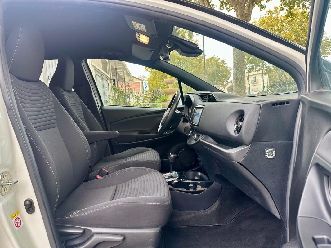 Toyota Yaris III 1.5 HYBRID 100H COLLECTION **1ère MAIN**