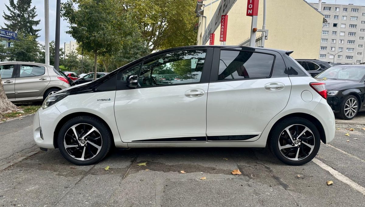 Toyota Yaris III 1.5 HYBRID 100H COLLECTION **1ère MAIN**