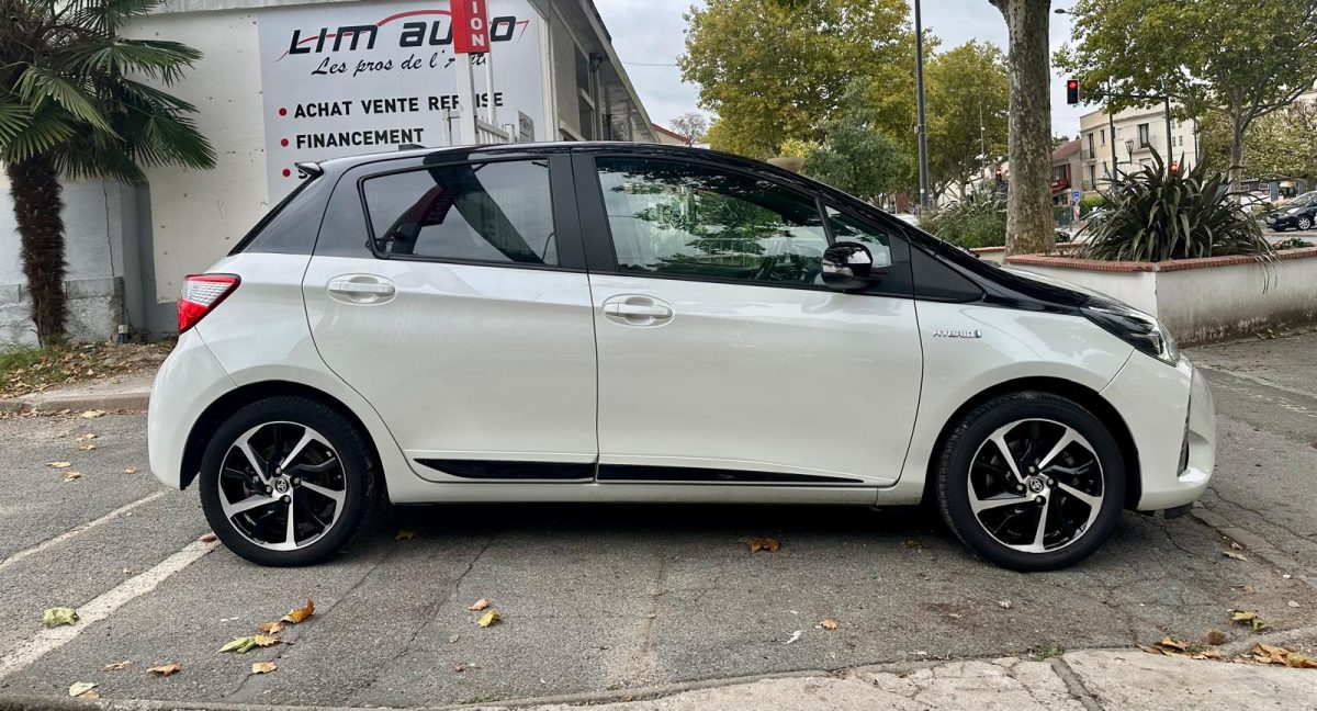 Toyota Yaris III 1.5 HYBRID 100H COLLECTION **1ère MAIN**